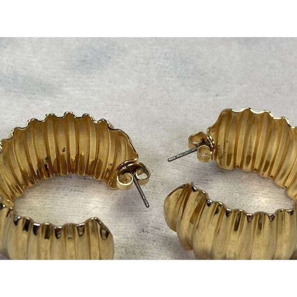1980s Avon Gold Tone Crinkle Cuff Bracelet and Pierced Earrings Vintage - Picture 9 of 15